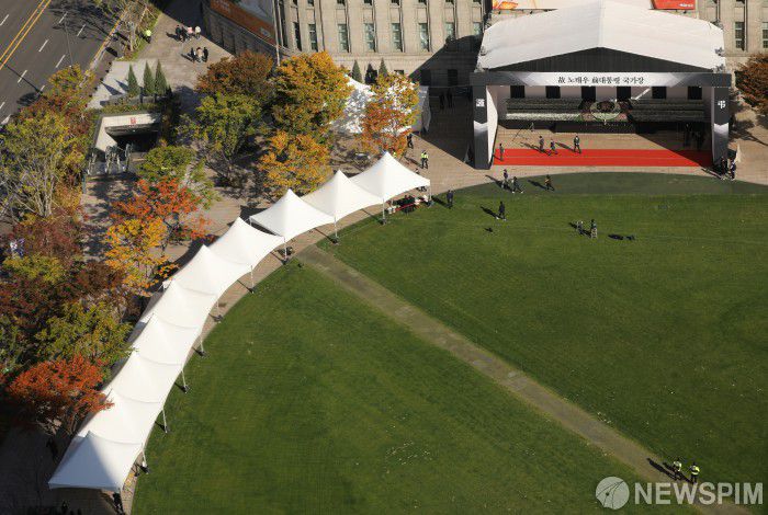 [서울=뉴스핌] 황준선 인턴기자 = 28일 오전 서울 중구 서울광장에 고(故) 노태우 대통령의 국가장 분향소가 마련되어 있다. 2021.10.28 hwang@newspim.com