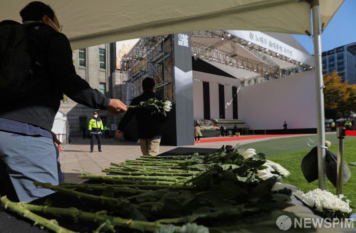 [서울=뉴스핌] 황준선 인턴기자 = 28일 오전 서울 중구 서울광장에 마련된 고(故) 노태우 대통령 국가장 분향소를 찾은 시민들이 조문을 하고 있다. 2021.10.28 hwang@newspim.com