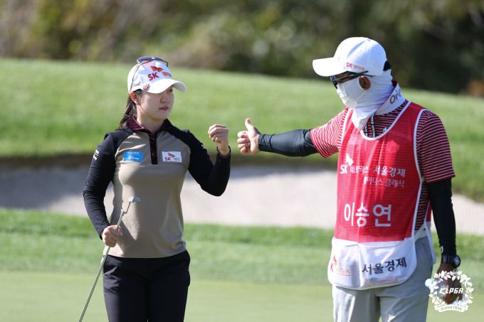 통산 2번째 우승에 도전하는 이승연은 둘쨋날 선두를 차지했다. [사진= KLPGA]