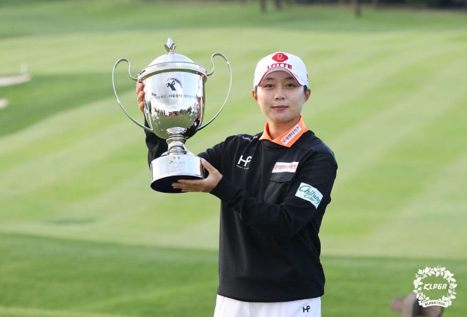 SK네트웍스 서울경제 레이디스 클래식 우승 트로피를 들어 올린 김효주. [사진= KLPGA]