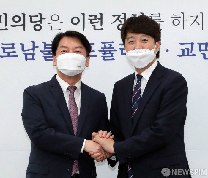 [서울=뉴스핌] 최상수 기자 = 지난 6월 16일 오후 서울 여의도 국회에서 국민의힘 이준석 당대표가 인사차 국민의당 안철수 당대표를 방문해 악수를 하고 있다. 2021.06.16 kilroy023@newspim.com