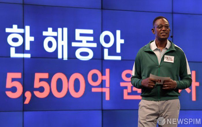 [서울=뉴스핌] 윤창빈 기자 = 딘 가필드 넷플릭스 정책총괄 부사장이 4일 서울 종로구 JW메리어트 동대문 스퀘어 서울 호텔에서 열린 미디어 오픈 토크에서 인사말을 하고 있다. 2021.11.04 pangbin@newspim.com