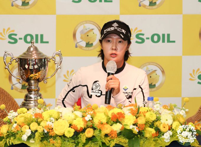 우승후 밝은 모습으로 인터뷰하는 박지영. [사진= KLPGA]