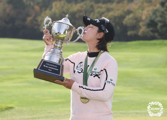 통산 3번째 우승컵에 입을 맞추는 박지영. [사진= KPGA]