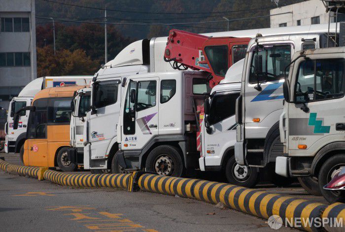 [서울=뉴스핌] 윤창빈 기자 = 중국발 요소수 품귀 현상이 심해지고 있는 5일 서울 양천구 서부트럭터미널에 화물차들이 멈춰서있다. 정부는 매점매석 단속을 강화하고 대체 물량 확보를 위한 외교적 노력을 하는 한편 산업용 요소를 차량용으로 전환하는 방안도 검토 중이다. 2021.11.05 pangbin@newspim.com