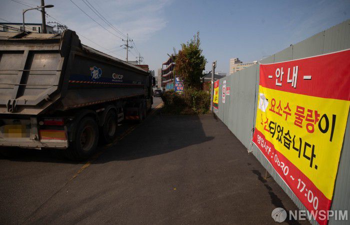 [부천=뉴스핌] 윤창빈 기자 = 중국발 요소수 품귀 현상이 심해지고 있는 5일 경기도의 한 요소수 제조업체에 요소수가 품절되자 한 화물차가 발길을 돌리고 있다. 정부는 매점매석 단속을 강화하고 대체 물량 확보를 위한 외교적 노력을 하는 한편 산업용 요소를 차량용으로 전환하는 방안도 검토 중이다. 2021.11.05 pangbin@newspim.com