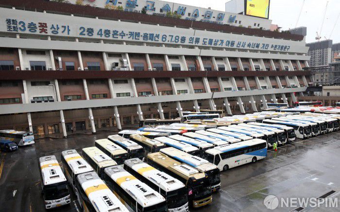 [서울=뉴스핌] 정일구 기자 = 정부가 부족 사태를 겪고 있는 요소와 요소수의 매점매석 행위 금지 고시를 시행한 8일 오전 서울 서초구 서울고속버스터미널에 차량들이 주차돼 있다. 정부는 '촉매제(요소수) 및 그 원료인 요소 매점매석행위 금지 등에 관한 고시'를 법제처 및 규제 심사 등을 거쳐 이날부터 시행하며, 매점매석 행위 적발시 3년 이하의 징역 또는 1억원 이하의 벌금에 처한다는 방침이다. 2021.11.08 mironj19@newspim.com