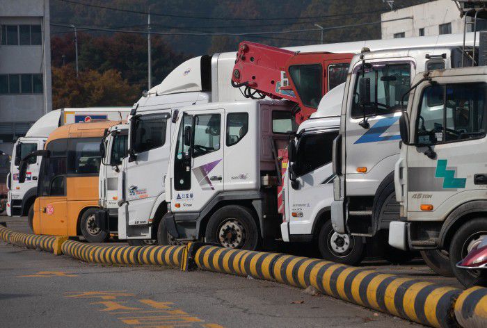 [서울=뉴스핌] 윤창빈 기자 = 중국발 요소수 품귀 현상이 심해지고 있는 5일 서울 양천구 서부트럭터미널에 화물차들이 멈춰서있다. 정부는 매점매석 단속을 강화하고 대체 물량 확보를 위한 외교적 노력을 하는 한편 산업용 요소를 차량용으로 전환하는 방안도 검토 중이다. 2021.11.05 pangbin@newspim.com