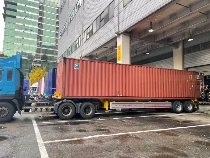 [서울=뉴스핌] 강명연 기자 = 서울 가산동 한진 남서울종합물류센터에 간선차량이 서 있다. 2021.11.08 unsaid@newspim.com