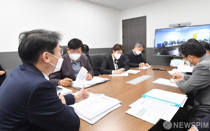 [서울=뉴스핌] 이억원 기획재정부 차관이 10일 오전 서울 광화문 정부청사에서 열린 '요소수 범부처 합동 대응 일일상황점검회의'를 주재, 모두발언을 하고 있다. [사진=기획재정부] 2021.11.10 photo@newspim.com