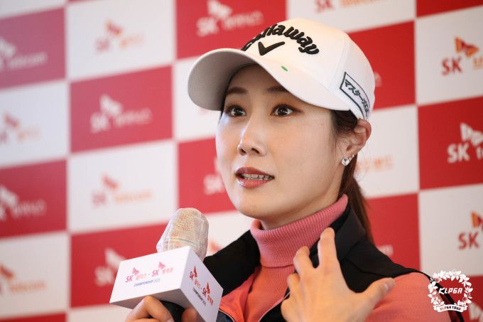 밝은 모습으로 인터뷰를 하는 김하늘. [사진= KLPGA]