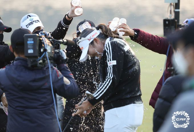 동료들에게 축하 세리머니를 받는 유해란. [사진= KLPGA]