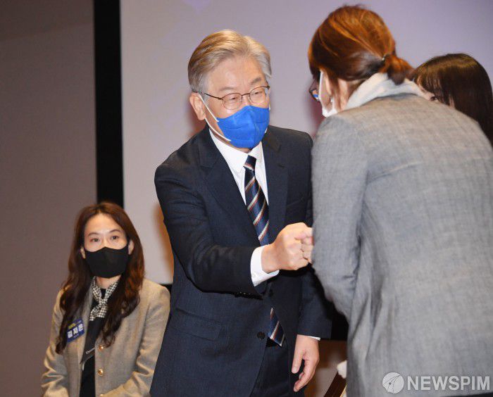 [서울=뉴스핌] 이형석 기자 = 이재명 더불어민주당 대선후보가 4일 오후 서울 여의도 한국거래소에서 열린 주식시장 발전과 개인투자자 보호를 위한 간담회에서 참석자들과 인사를 나누고 있다. 2021.11.04 leehs@newspim.com