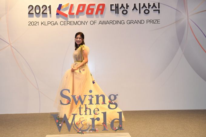 최고의 한해를 보낸 박민지는 2021 KLPGA 시상식에서 대상 등 3관왕을 수상했다. [사진= KLPGA]