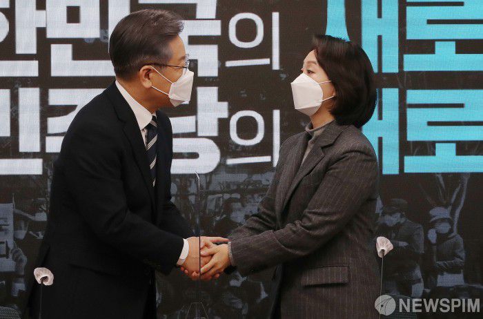 [서울=뉴스핌] 최상수 기자 = 더불어민주당 이재명 대선 후보와 조동연 신임 공동상임선대위원장이 30일 서울 여의도 중앙당사에서 기자간담회를 마친 뒤 악수하고 있다. 2021.11.30 kilroy023@newspim.com