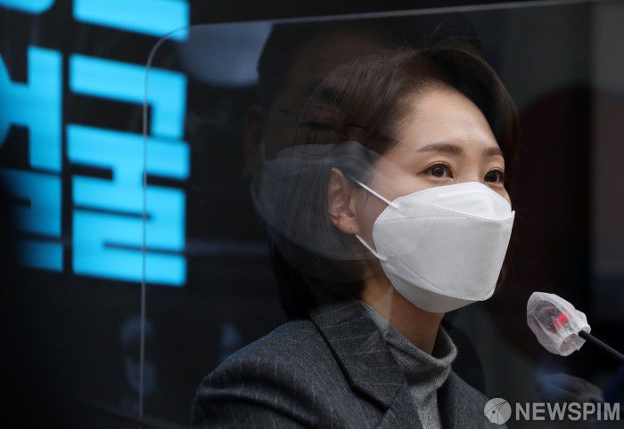 [서울=뉴스핌] 최상수 기자 = 조동연 더불어민주당 신임 공동상임선대위원장이 30일 서울 여의도 중앙당사에서 열린 기자간담회에서 취재진의 질문에 답하고 있다. 2021.11.30 kilroy023@newspim.com