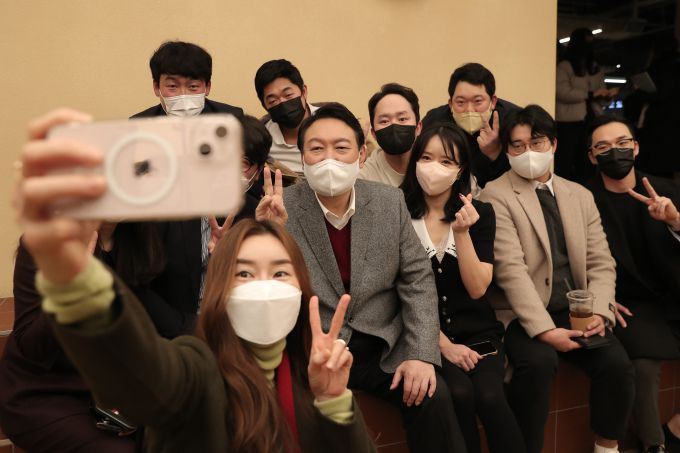 윤석열 국민의힘 대선 후보가 지난달 30일 청주첨단문화산업단지를 방문해 청년창업자, 청년문화예술인 간담회 참석자들과 기념 촬영을 하고 있다. [사진=윤석열 캠프]