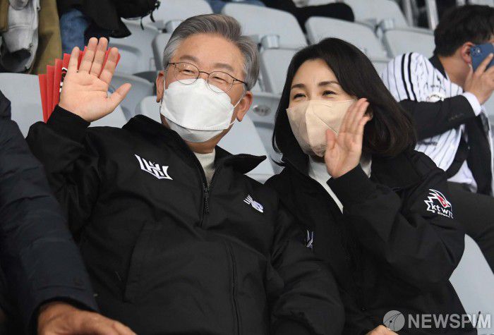 [서울=뉴스핌] 국회사진취재단 = 이재명 더불어민주당 대선 후보와 부인 김혜경 씨가 18일 오후 서울 고척스카이돔에서 열리는 '2021 신한은행 SOL KBO리그' KT 위즈와 두산 베어스의 한국시리즈 4차전을 찾아 시민들과 대화를 하고 있다. 2021.11.18 photo@newspim.com