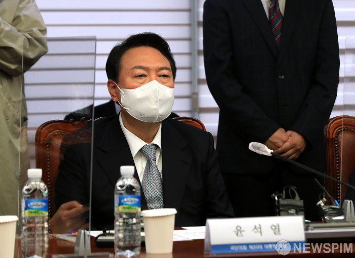 [서울=뉴스핌] 국회사진취재단 = 국민의힘 윤석열 대선 후보가 지난 9일 한국경영자총협회를 찾아 손경식 경총회장의 인사말을 듣고 있다. 2021.12.09 photo@newspim.com