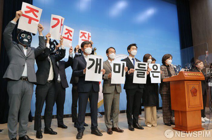 [서울=뉴스핌] 최상수 기자 = 더불어민주당 원내대표단이 지난 11월 16일 서울여의도 국회 소통관에서 윤석열 국민의힘 대선후보의 부인 김건희씨 도이치모터스 주가조작 연루 의혹 관련 소환조사를 촉구하는 기자회견을 하고 있다. 2021.11.16 kilroy023@newspim.com