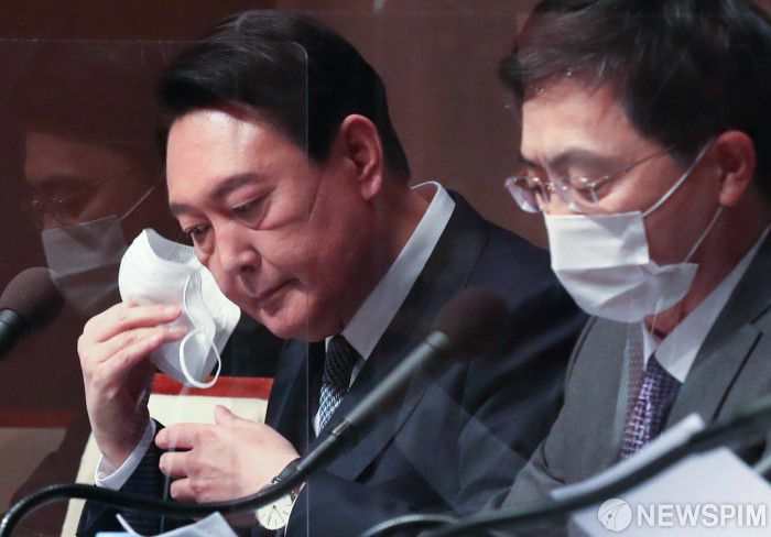 [서울=뉴스핌] 국회사진취재단 = 윤석열 국민의힘 대선후보가 14일 오전 서울 중구 프레스센터 국제회의장에서 열린 관훈클럽 초청 토론회에 참석해 마스크를 벗고 있다. 2021.12.14 photo@newspim.com