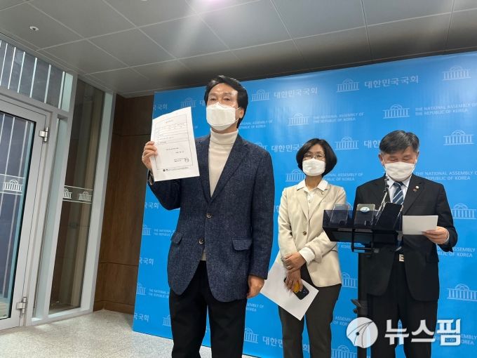 [서울=뉴스핌] 김신영 기자 = 안민석 더불어민주당 의원이 김건희씨의 허위 재직증명서를 최초로 공개하고 있다. 2021.12.15 sykim@newspim.com