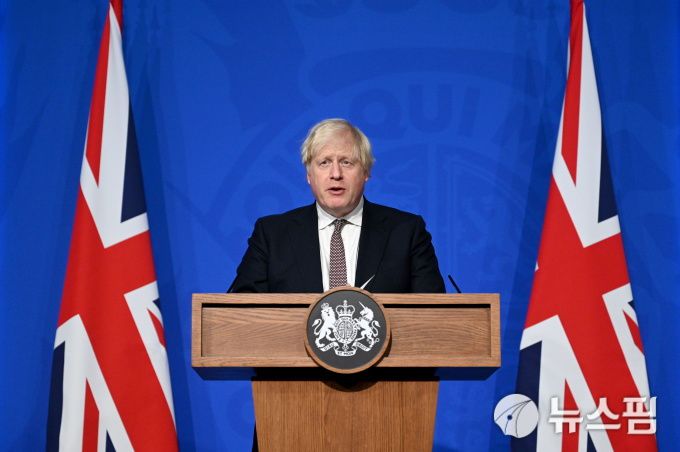[런던 로이터=뉴스핌]김근철 기자=보리스 존슨 영국 총리가 15일(현지시간) 런던 다우닝가 총리 관저에서 코로나19 관련 기자회견을 하고 있다. 2021.11.16 kckim100@newspim.com