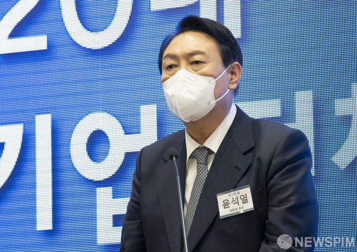 [서울=뉴스핌] 최상수 기자 = 윤석열 국민의힘 대선 후보가 지난 14일 오후 서울 여의도 CCMM빌딩에서 열린 한국여성경제인협회 전국총회에서 축사를 하고 있다. 2021.12.14 kilroy023@newspim.com