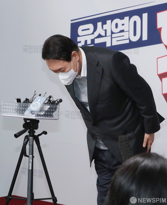 [서울=뉴스핌] 이형석 기자 = 윤석열 국민의힘 대선 후보가 17일 서울 여의도 당사에서 배우자 김건희 씨 를 둘러싼 각종 논란과 관련해 "국민 여러분께 심려를 끼쳐서 죄송하다"고 사과한 뒤 고개숙여 인사하고 있다. 2021.12.17 leehs@newspim.com