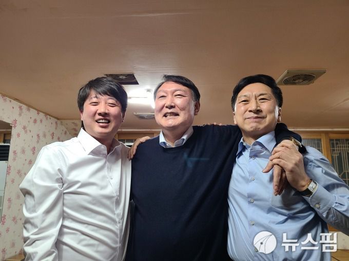 [서울=뉴스핌] 김승현 기자 = 윤석열 국민의힘 대선 후보와 이준석 대표, 김기현 원내대표는 지난 3일 울산 울주군 한 식당에서 만찬 회동을 했다. 이들은 나흘 간의 극한 대립을 봉합하고 선거 유세 일정에 나서기로 했다. 김종인 전 비대위원장은 총괄선대위원장으로 국민의힘의 당무와 선거 대책 전반을 총괄하기로 했다. 2021.12.03 [사진= 김기현 페이스북] kimsh@newspim.com