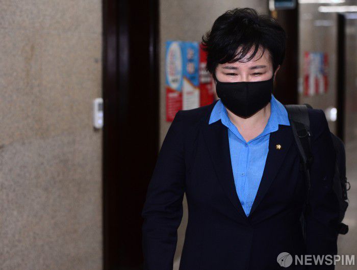 [서울=뉴스핌] 이형석 기자 = 지난 8월 24일 서울 여의도 국회에서 이준석 국민의힘 대표 주재로 '부동산 불법거래 의혹'과 관련한 긴급 최고위원회가 열린 가운데 조수진 최고위원이 회의실로 향하고 있다.  2021.08.24 leehs@newspim.com