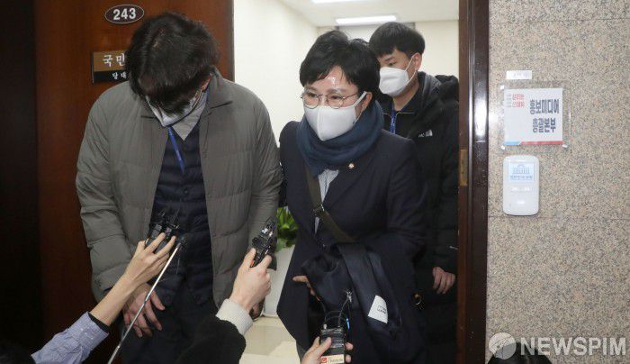 [서울=뉴스핌] 이형석 기자 = 조수진 국민의힘 의원이 21일 오후 서울 여의도 국회 국민의힘 당대표실에서 이준석 대표와 만나지 못하고 발걸음을 돌리고 있다. 2021.12.21 leehs@newspim.com