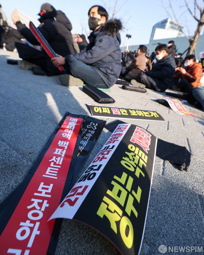 [서울=뉴스핌] 최상수 기자 = 전국자영업자비상대책위원회 회원들이 22일 오후 서울 종로구 광화문 시민열린마당 앞에서 총궐기 대회를 열고 영업제한과 방역패스 조치 중단, 온전한 손실보상을 촉구하고 있다. 2021.12.22 kilroy023@newspim.com