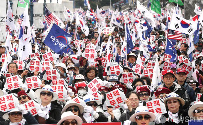 [서울=뉴스핌] 김학선 기자 = 박근혜 전 대통령의 탄핵 2주년을 맞은 2019년 3월 서울역 광장에서 '박근혜 대통령 무죄 석방 1천만 국민운동본부'가 박 전 대통령의 석방을 요구하며 집회를 하고 있다. 2019.03.10 yooksa@newspim.com