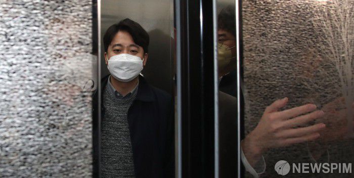 [서울=뉴스핌] 이형석 기자 = 이준석 국민의힘 대표가 선대위 공보단장인 조수진 최고위원과 갈등을 빚고 있는 가운데 지난 21일 오후 서울 여의도 국회 당대표 회의실에서 기자회견을 끝내고 회의장을 나서고 있다. 2021.12.21 leehs@newspim.com