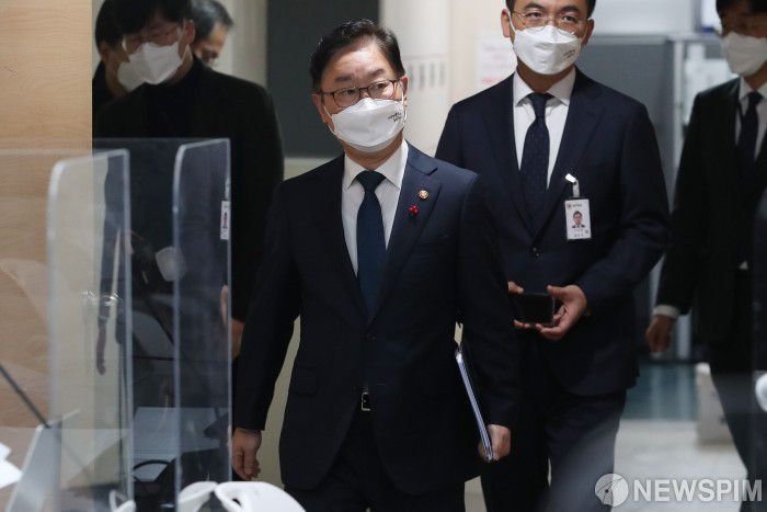 [서울=뉴스핌] 김학선 기자 = 박범계 법무부 장관이 24일 서울 종로구 정부서울청사에서 박근혜 전 대통령의 특별사면과 한명숙 전 국무총리의 복권 실시 등이 담긴 2022년 특별사면 관련 브리핑을 하기 위해 합동브리핑실에 입장하고 있다.2021.12.24 yooksa@newspim.com