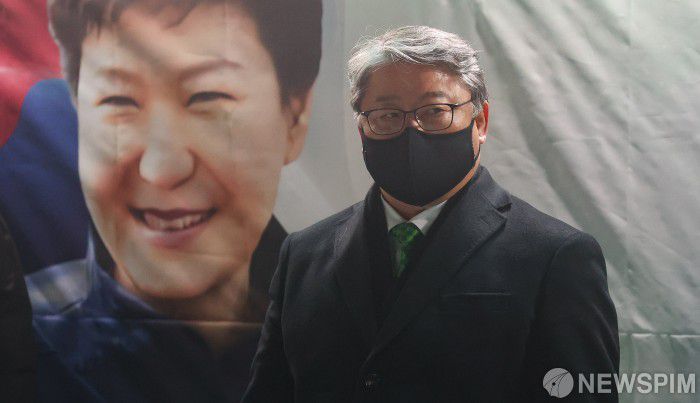 [서울=뉴스핌] 최상수 기자 = 박근혜 전 대통령의 신년 특별사면 전날인 30일 저녁 서울 강남구 삼성서울병원 앞에 조원진 우리공화당 대표가 박근혜 전 대통령 환영 집회에 참석하고 있다. 2021.12.30 kilroy023@newspim.com