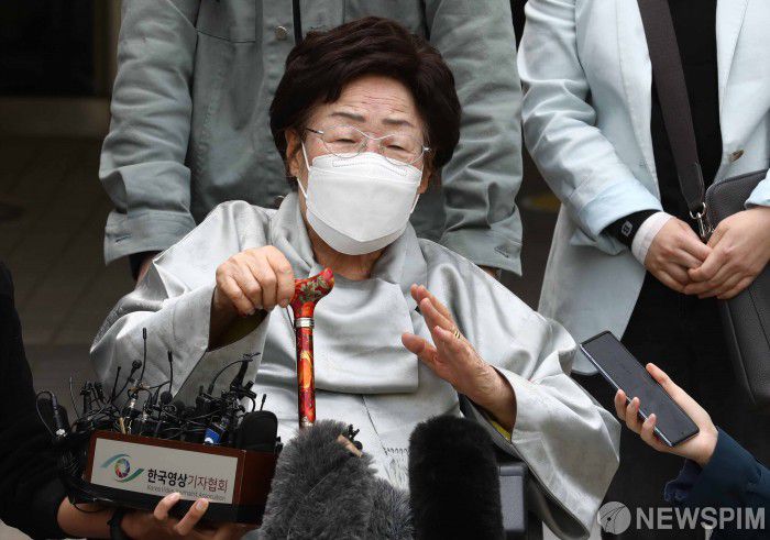 [서울=뉴스핌] 백인혁 기자 = 이용수 할머니가 지난 4월 21일 오전 서울 서초구 서울중앙지방법원에서 열린 일본군 위안부 피해자와 유족들이 일본을 상대로 제기한 손해배상 청구 소송 선고 공판을 마친 뒤 기자회견을 갖고 있다. 2021.04.21 dlsgur9757@newspim.com