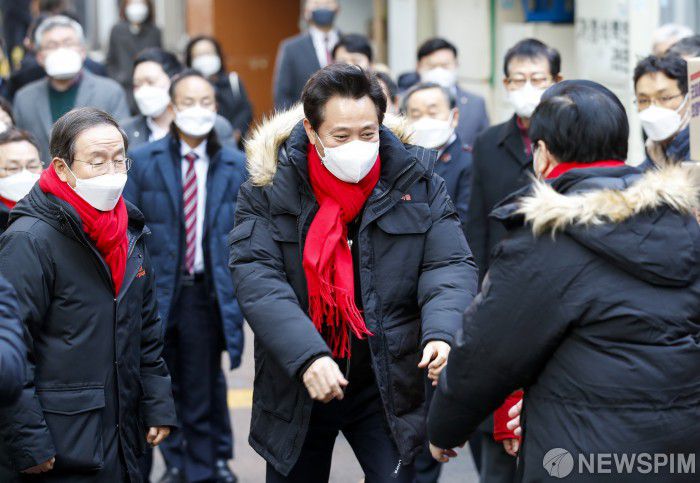 [서울=뉴스핌] 김민지 인턴기자 = 오세훈 서울시장이 20일 오후 서울 남대문 쪽방촌에서 열린 '찾아가는 성탄절' 사랑의 희망박스 행사에 참석하고 있다. 2021.12.20 kimkim@newspim.com