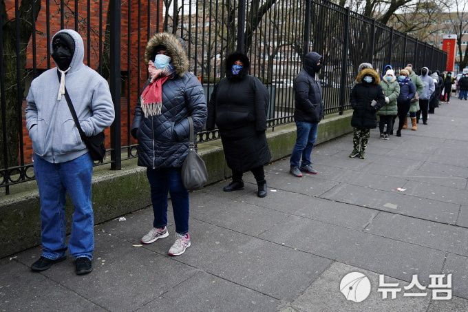 미국 뉴욕 브롱스 주민들이 신종 코로나바이러스 감염증(코로나19) 검사를 받기 위해 줄서고 있다. 2022.01.03 [사진=로이터 뉴스핌]