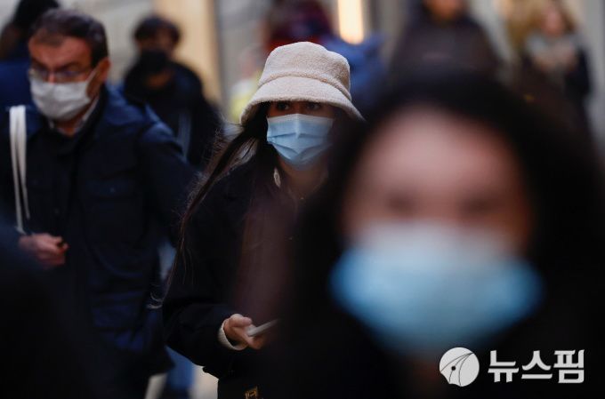 마스크 착용한 프랑스 사람들. 2021.12.7 [사진=로이터 뉴스핌]