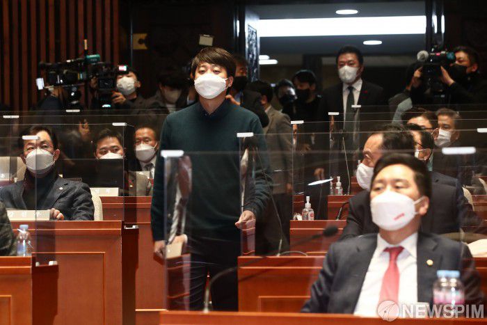 [서울=뉴스핌] 최상수 기자 = 국민의힘 이준석 대표가 6일 국회에서 열린 의원총회에 참석하고 있다. 2022.01.06 kilroy023@newspim.com