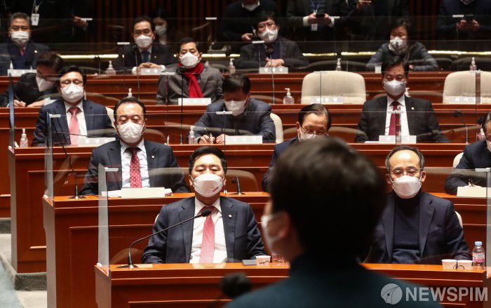 [서울=뉴스핌] 최상수 기자 = 국민의힘 김기현 원내대표 등 의원들이 6일 국회에서 열린 의원총회에서 이준석 대표의 발언을 듣고 있다. 2022.01.06 kilroy023@newspim.com