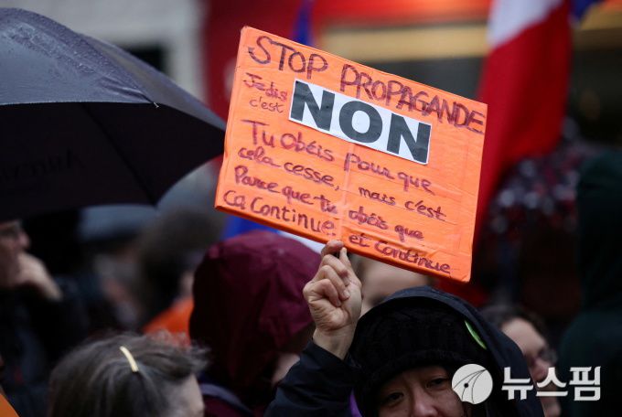 프랑스 파리 국회 앞에서 백신 패스 법안에 반대하는 시민들이 항의 시위를 하고 있다. 시위자가 든 플래카드에는 "(백신패스는) 안 된다. 선전을 멈춰라"고 적혀있다. 2022.01.03 [사진=로이터 뉴스핌]