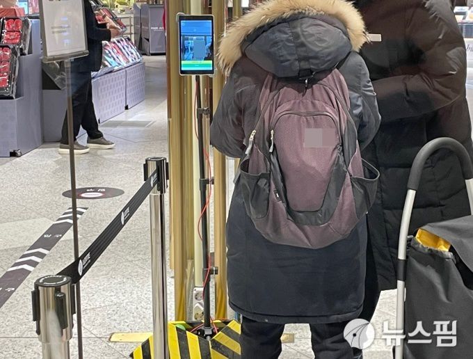 [서울=뉴스핌] 송현주 기자 2022.01.10 = 전국 대형마트 및 백화점에 방역패스가 시행된 첫날인 10일 오전 서울 송파구 롯데백화점 잠실점에서 한 직원이 어르신의 QR코드 인증을 도와드리고 있다. shj1004@newspim.com