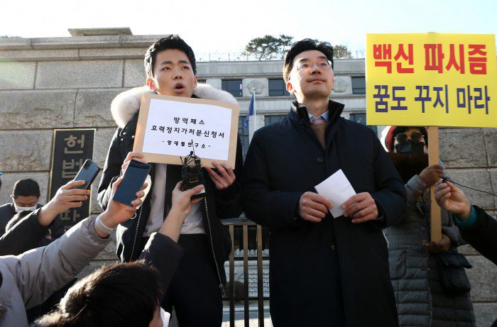 [서울=뉴스핌] 정일구 기자 = 고3 유튜버 양대림 군(왼쪽)과 최명성 변호사가 7일 오후 서울 종로구 헌법재판소 앞에서 방역패스 효력 정지 가처분 신청서 제출에 앞서 기자회견을 하고 있다. 2022.01.07 mironj19@newspim.com