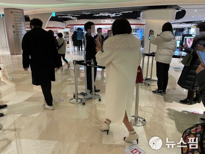 [서울=뉴스핌] 송현주 기자 =  10일 서울 송파구 롯데월드몰에 시민들이 방역패스 인증을 하기 위해 줄을 서 있다. 2022.01.10 shj1004@newspim.com
