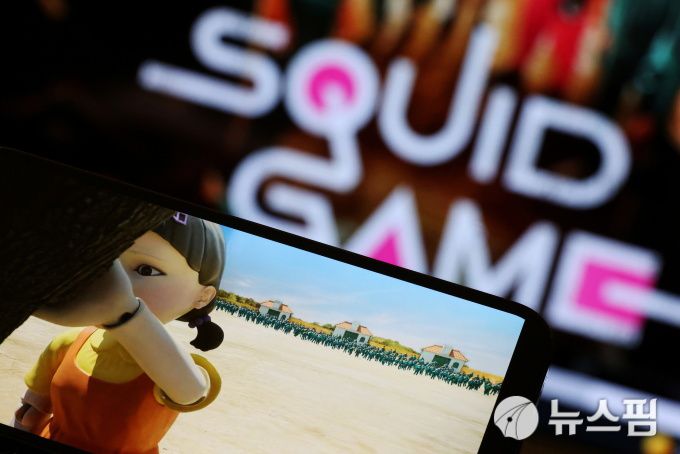 모바일 기기에서 스트리밍되는 넷플릭스 오리지널 시리즈 '오징어 게임' [사진= 로이터 뉴스핌]
