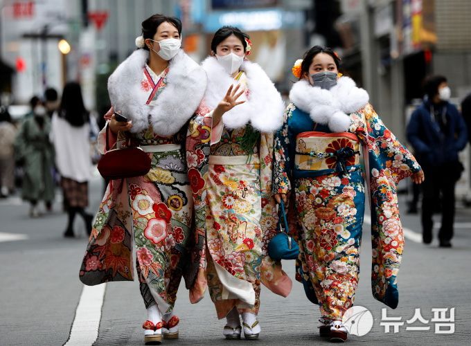 '성년의 날'을 맞이해 기모노를 입고 거리를 걷는 일본 여성들. 2022.01.10 [사진=로이터 뉴스핌]
