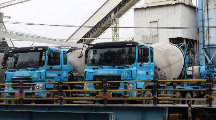 [서울=뉴스핌] 정일구 기자 = 요소수 품귀 현상이 지속되고 있는 가운데 9일 오후 서울 시내 한 레미콘 공장에 레미콘 차량들이 주차돼 있다. 2021.11.09 mironj19@newspim.com